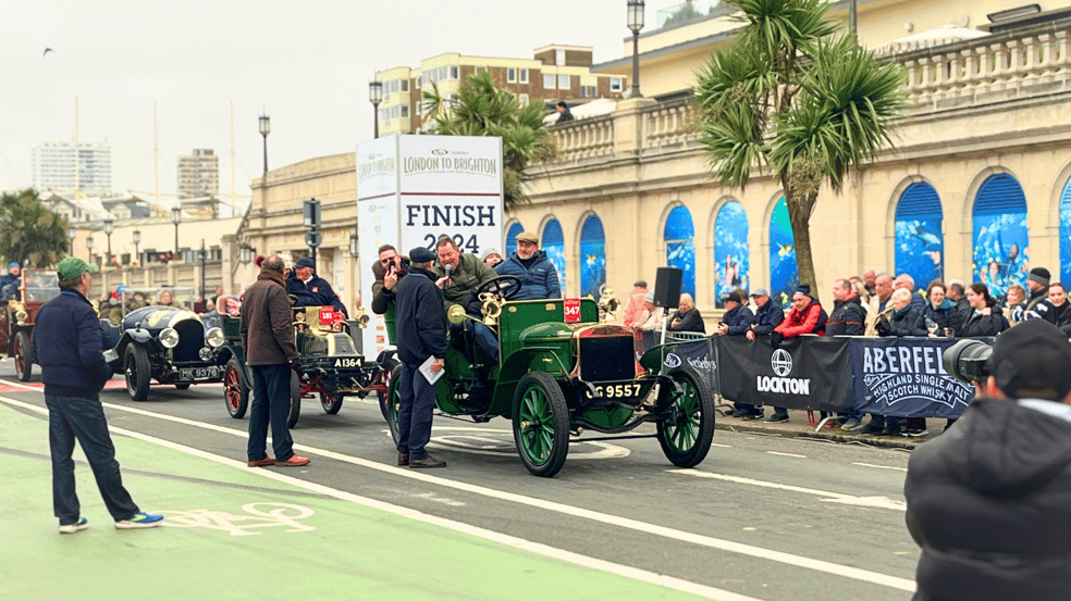 Mike Brewer speaking to the team at the Brighton finish line, driving the green veteran Thornycroft 20hp Tourer.