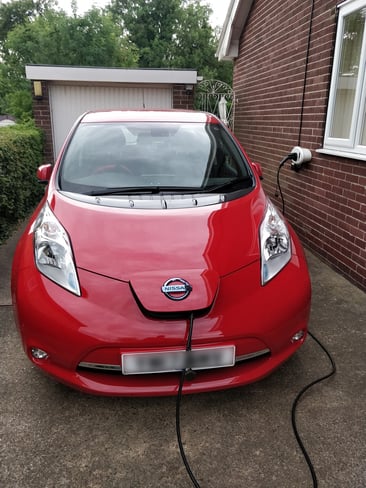 Red Nissan Leaf accenta